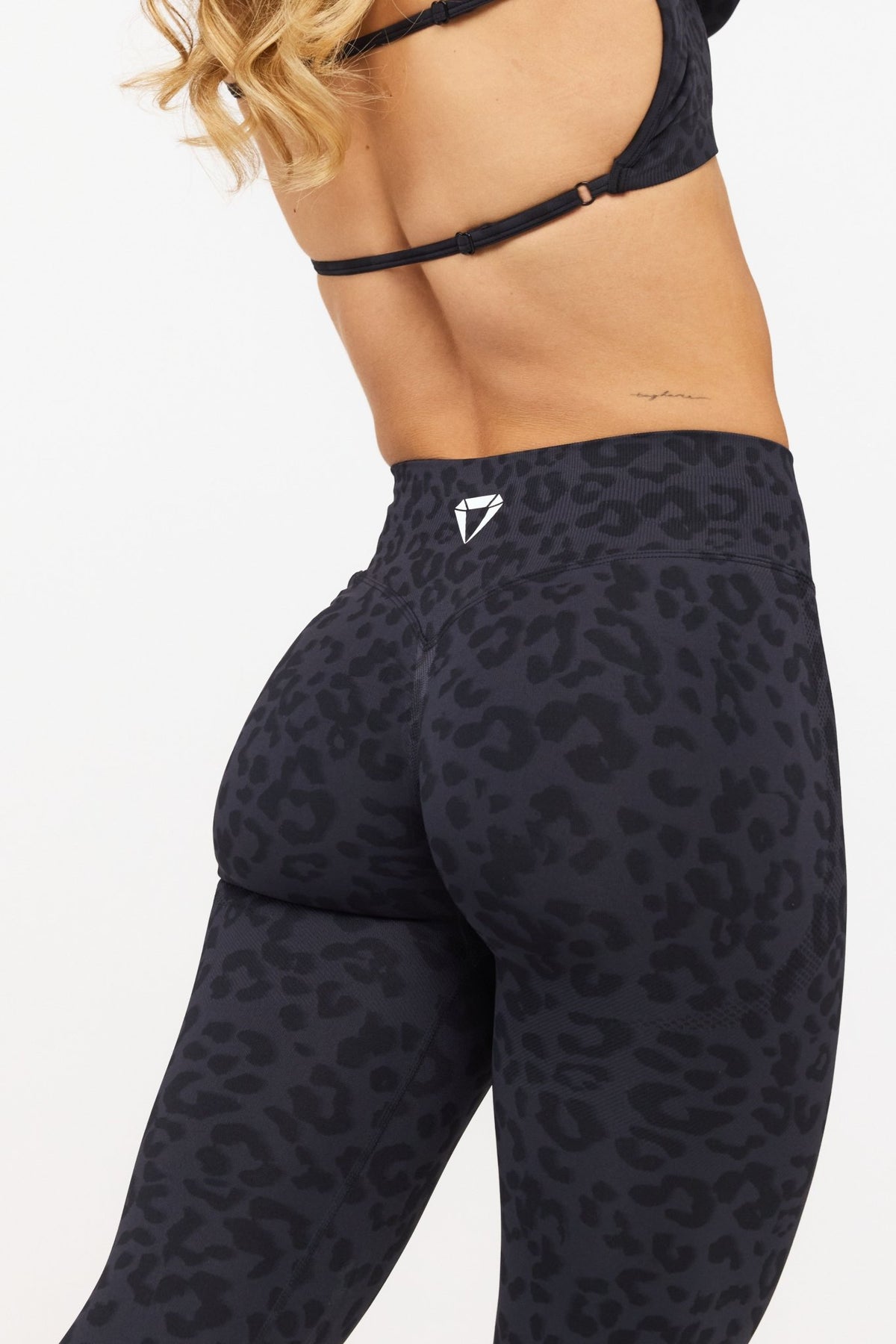 MOTION LEO MID WAIST SCRUNCH CAPRI TAJICE V2