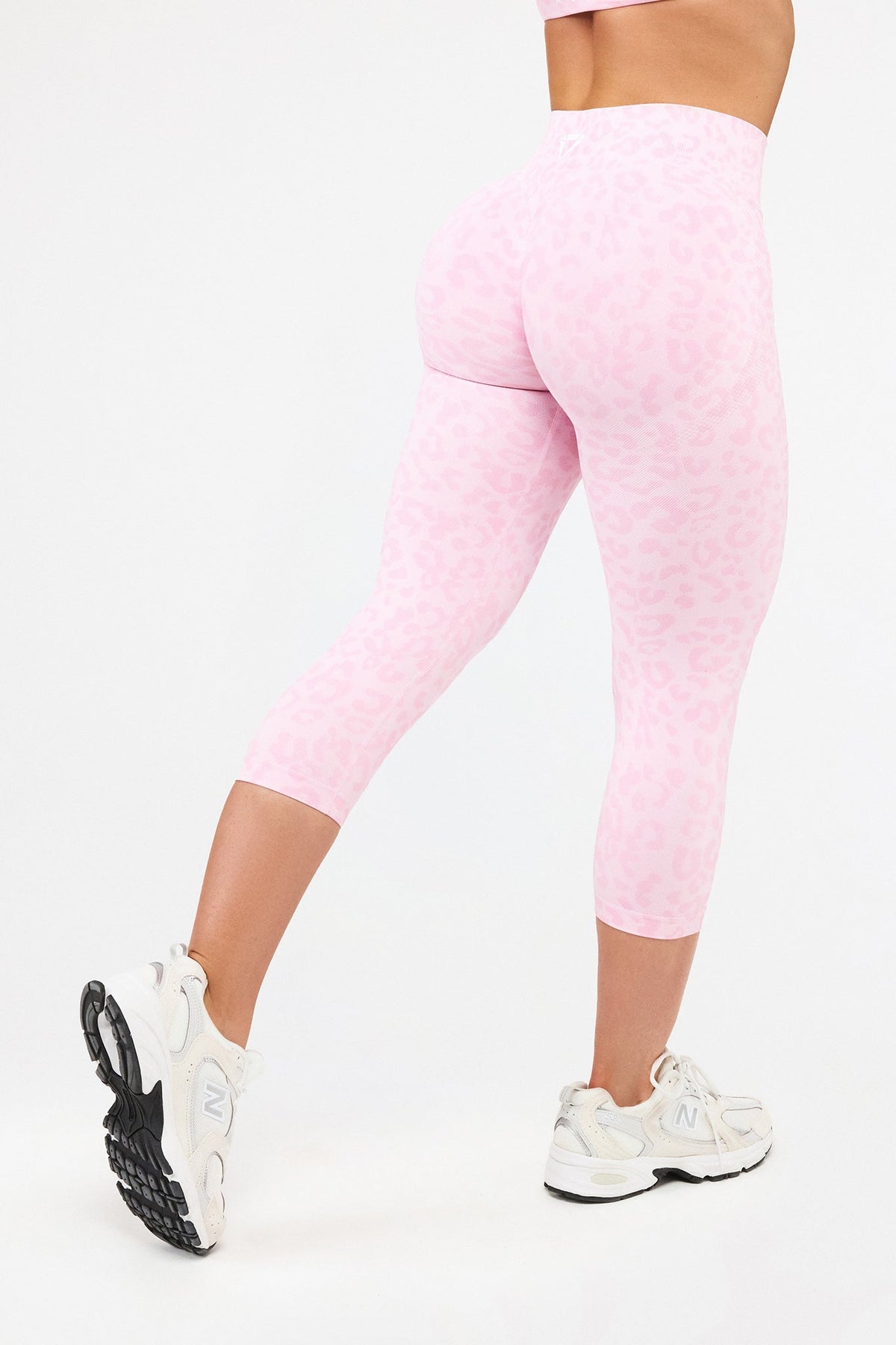 MOTION LEO MID WAIST SCRUNCH CAPRI LEGGINGS V2 - Aeon Athletics