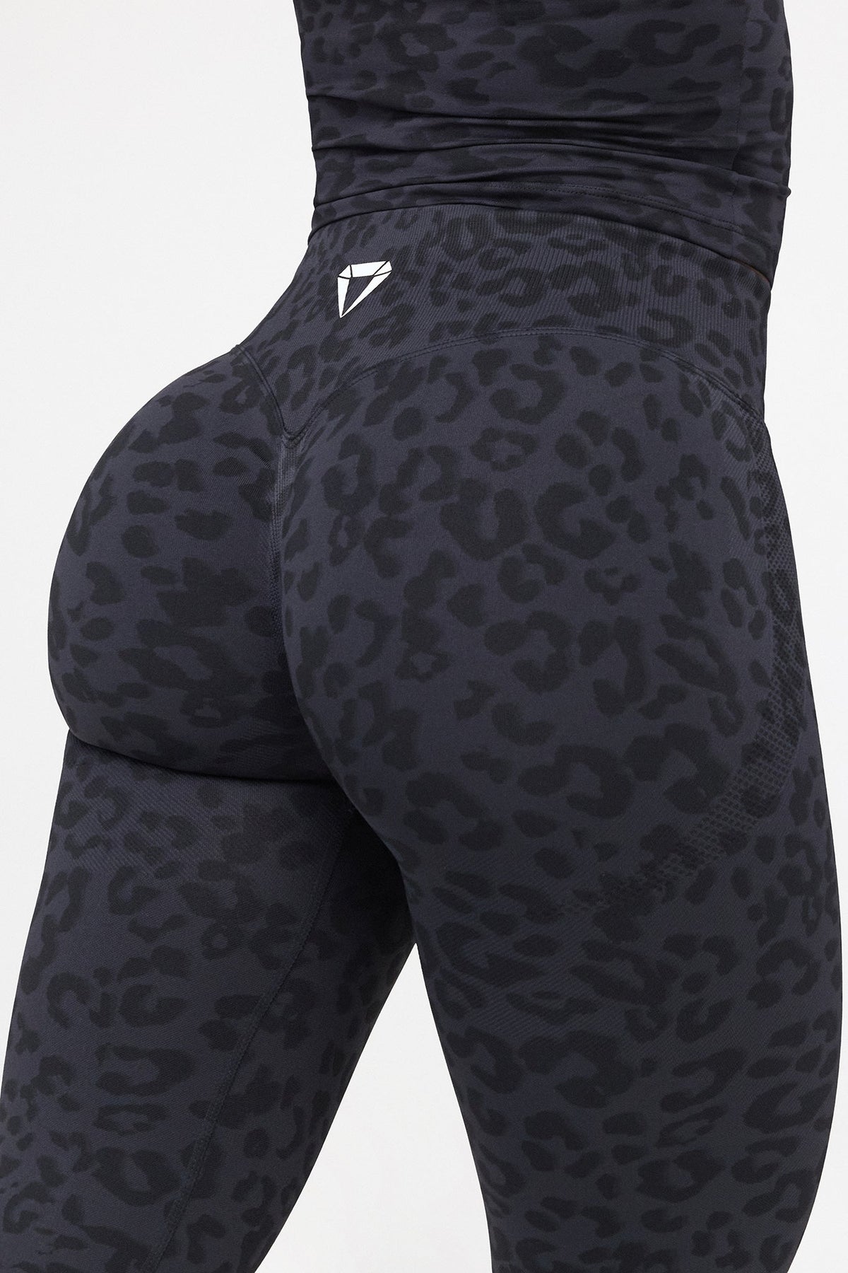 MOTION LEO MID WAIST SCRUNCH LEGGINGS V2 - Aeon Athletics